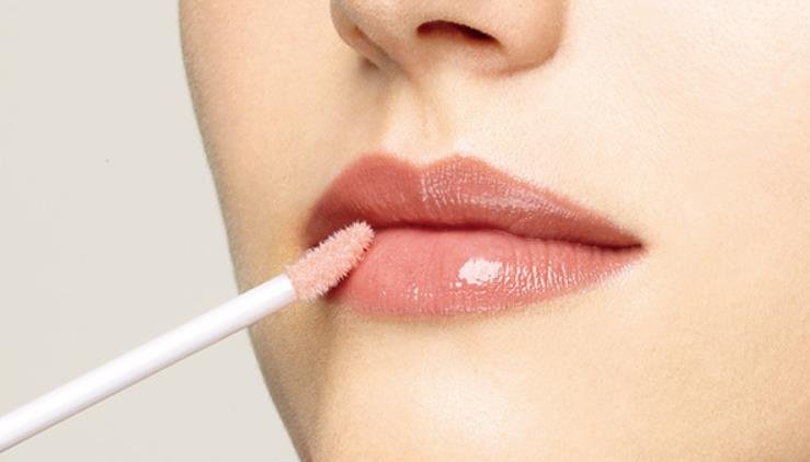 How to Perfectly Apply Lip Gloss: A Step-by-Step Guide