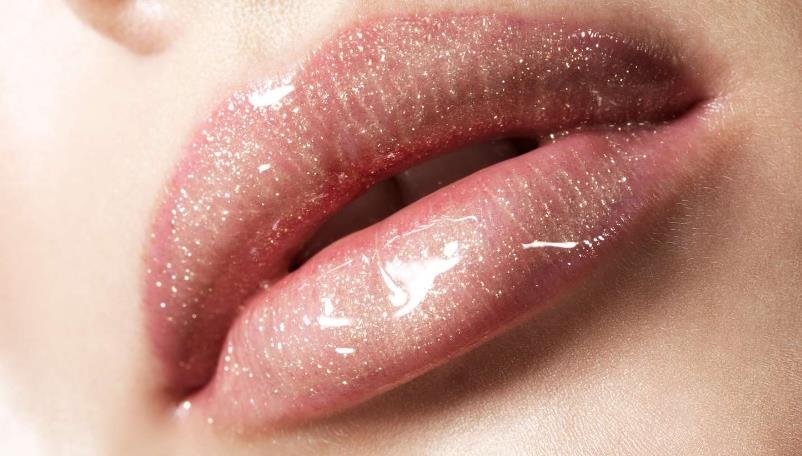 The Key Difference between Lipgloss and Lipstick Explained