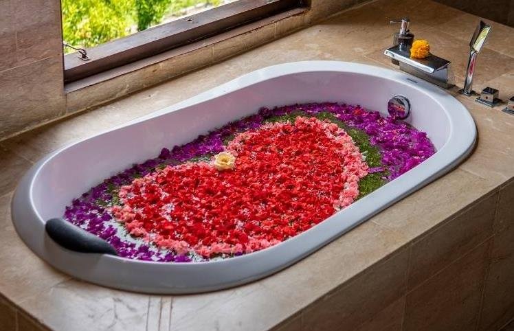 Relax and Reconnect: Romantic Bath Ideas for Couples