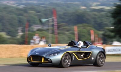 10 Naturally Aspirated Sports Cars That Still Come With a Manual Transmission