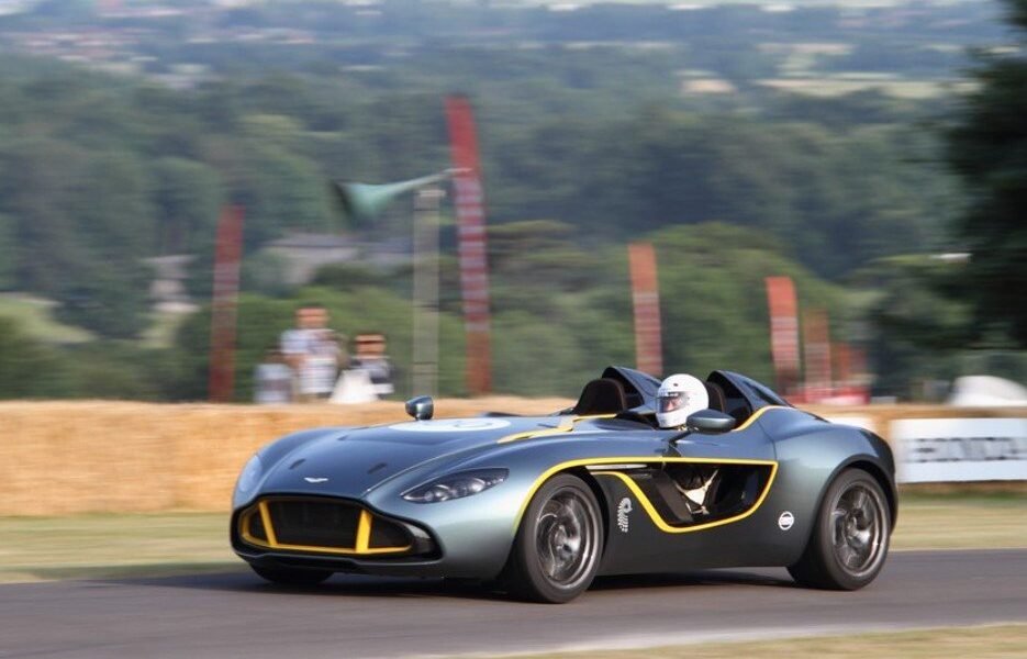 10 Naturally Aspirated Sports Cars That Still Come With a Manual Transmission
